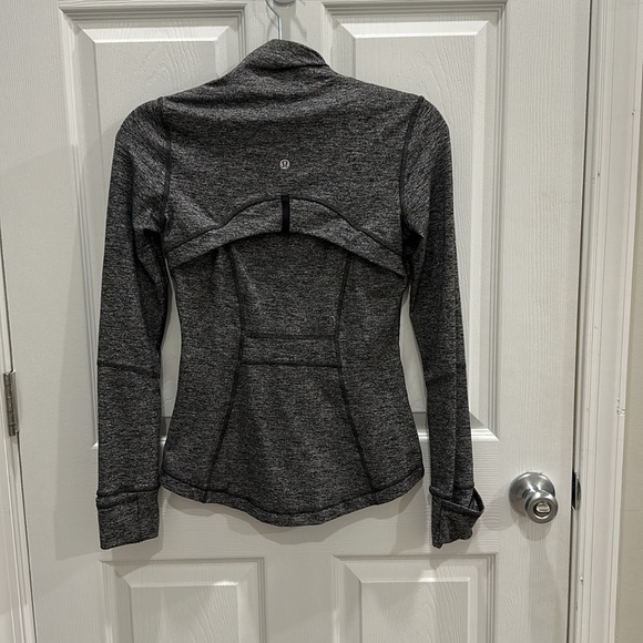Lululemon define jacket size 4 but is tiny like a zero - Picture 3 of 5